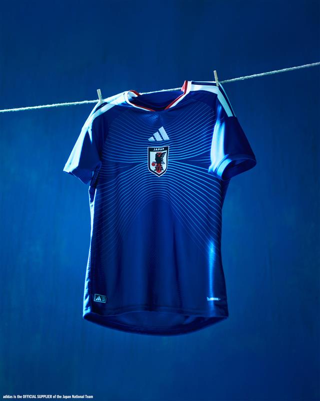 水平線の先へ、ともに挑もう。 アディダスサッカー日本代表2026