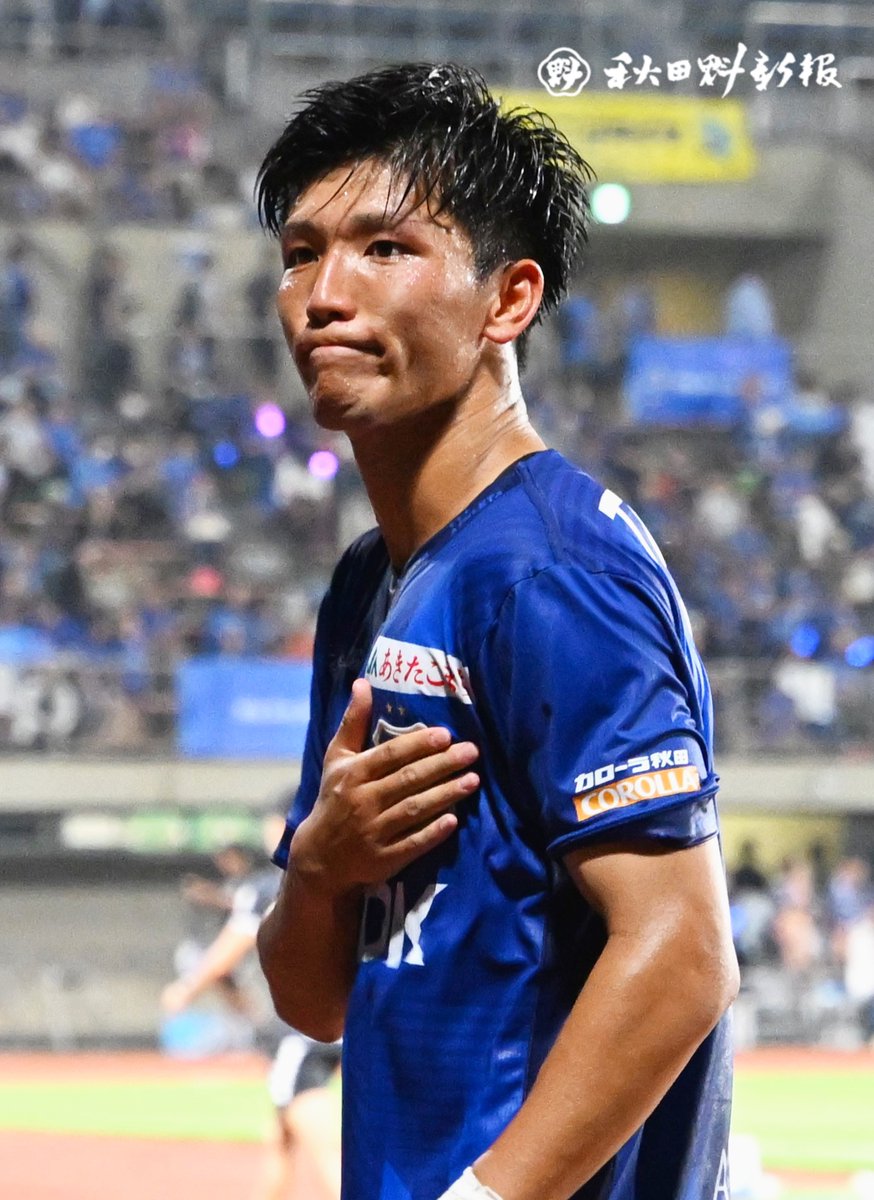 スタンドからの歓声をかみしめるように場内を歩いた #小松蓮 選手