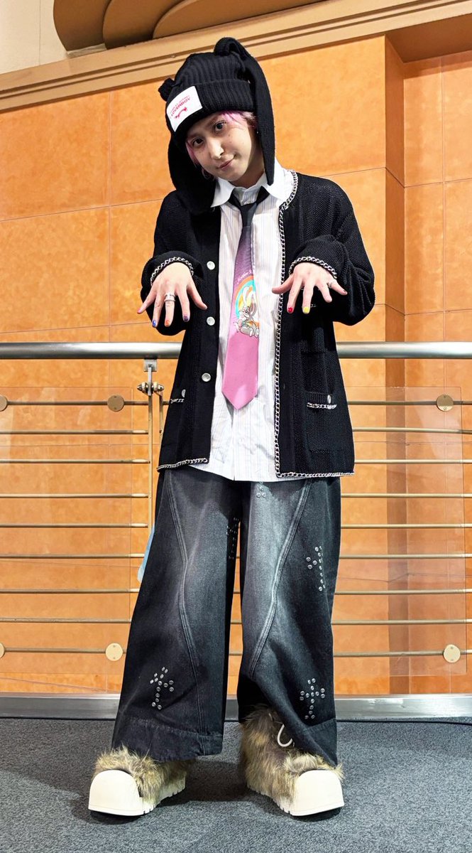 さっくんの衣装 うさ耳ニット帽、前 ラヴィット!の韓国旅行で試着し