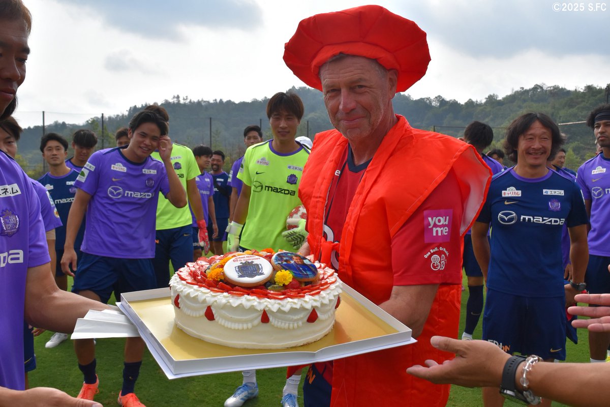 本日、8月4日は #ミヒャエルスキッベ監督 の60歳の誕生日🎂 練習前に