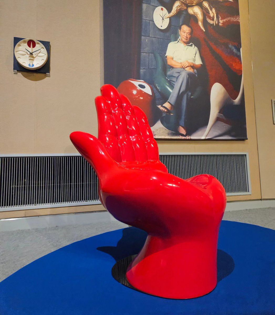 岡本太郎 デザイン『手の椅子』1967年 川崎市岡本太郎美術館蔵 真っ赤