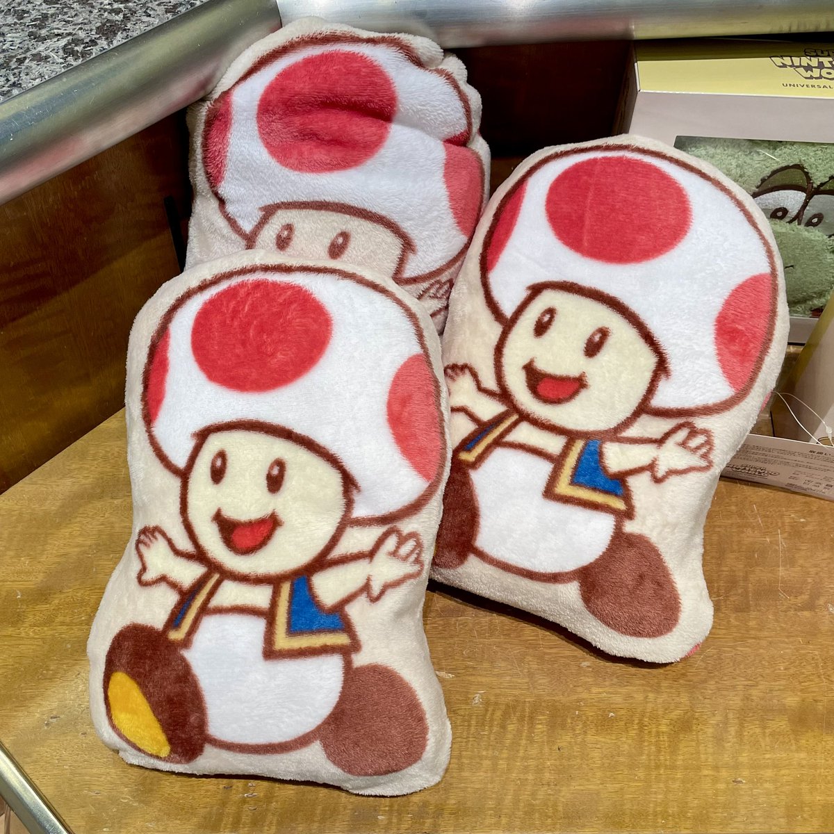 新作登場！ ・キノピオのブランケット 価格 4,800円 ・ヨッシーの