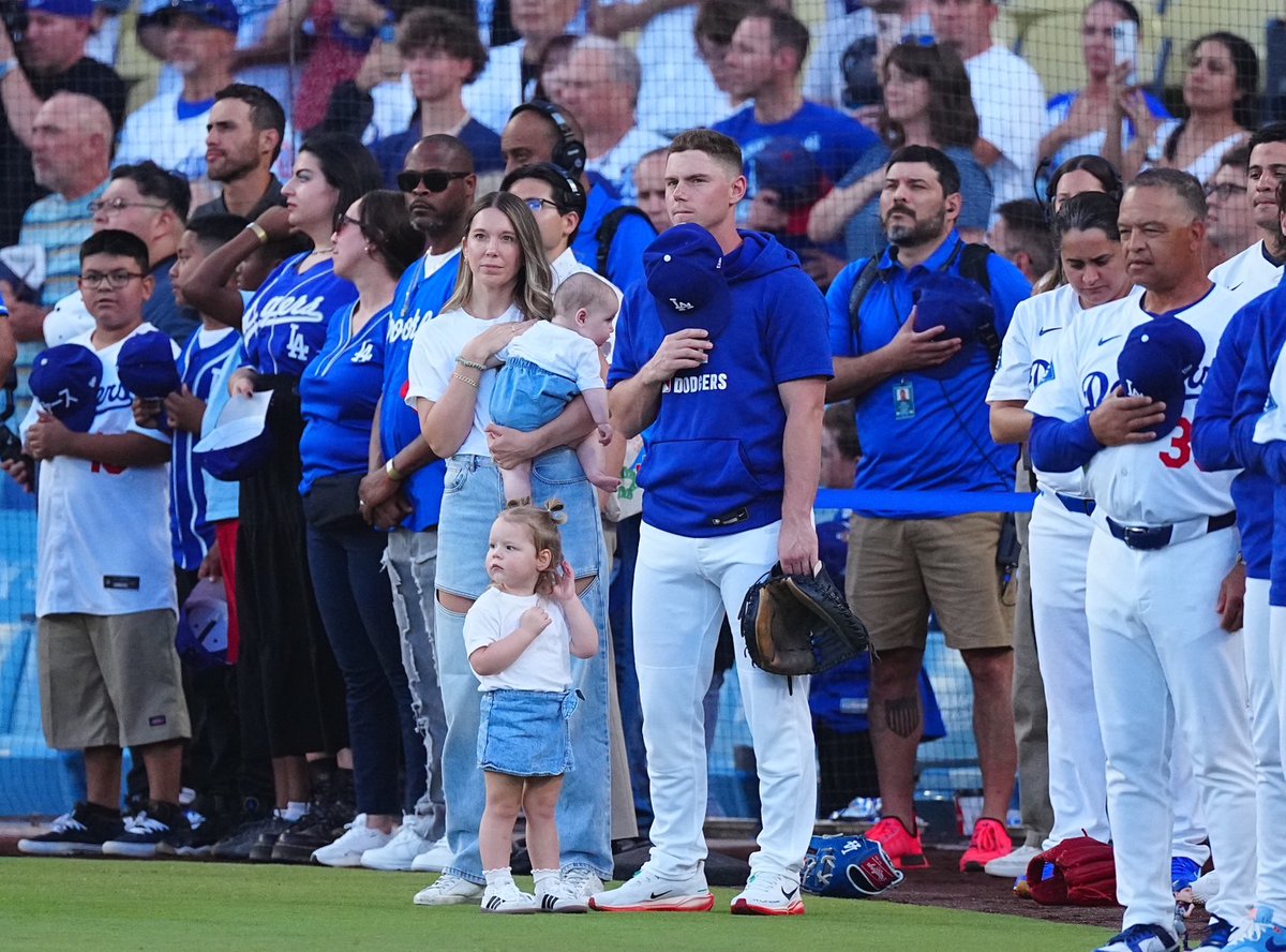 ドジャース #ウィル・スミス 捕手のボブルヘッドデー‼️ 家族で始球式