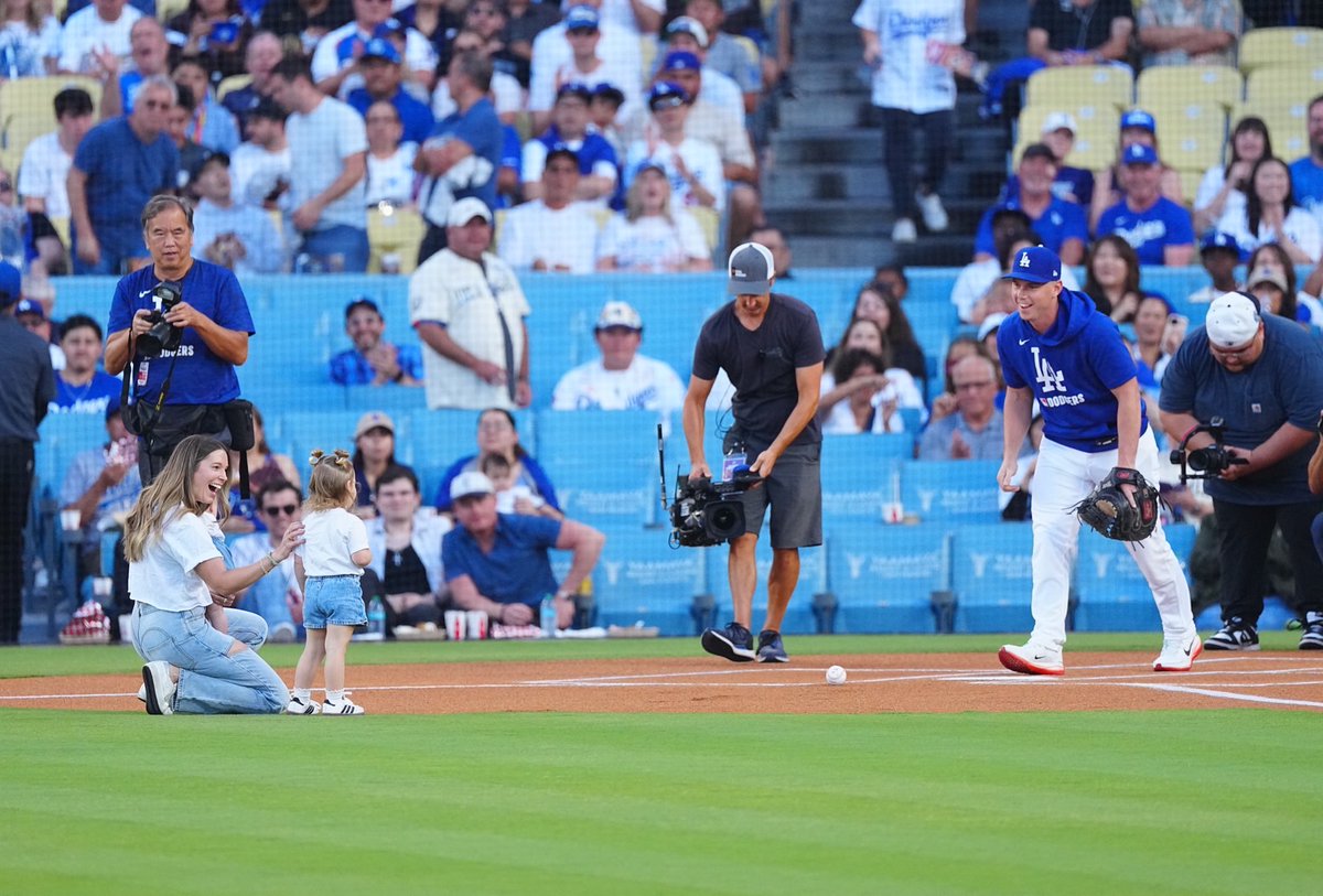 ドジャース #ウィル・スミス 捕手のボブルヘッドデー‼️ 家族で始球式