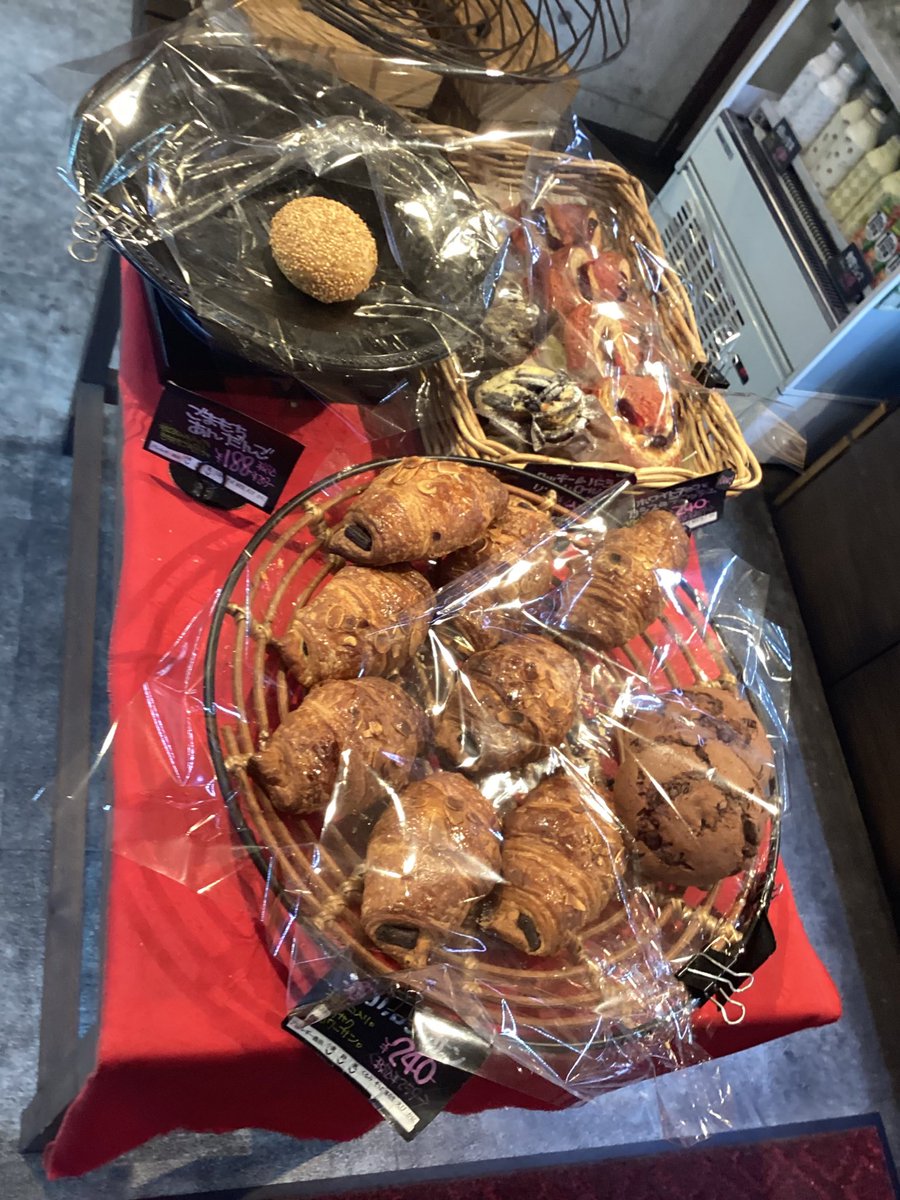 17時45分よりパン3割り引きセール開催いたします。 ＊ホテルブレット