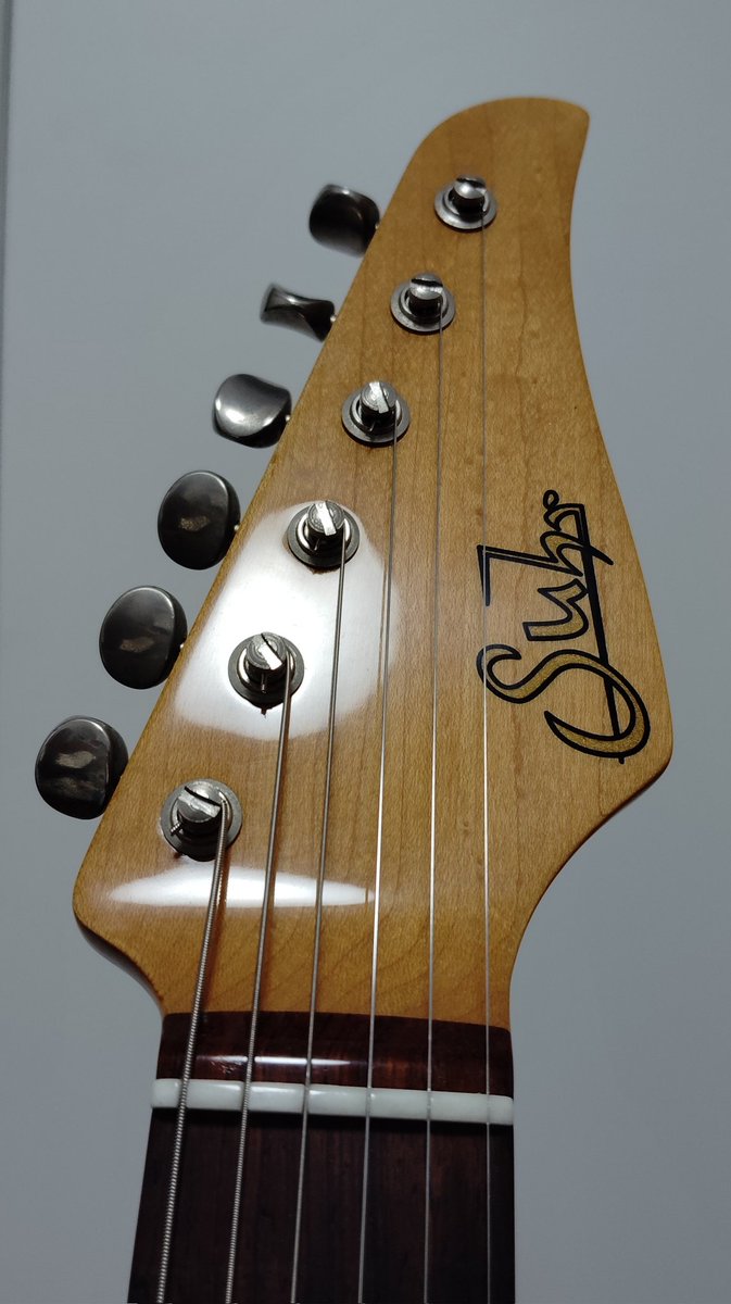 感情を込めてネックのウレタン塗装を全部剥がし、ニトロセルロース