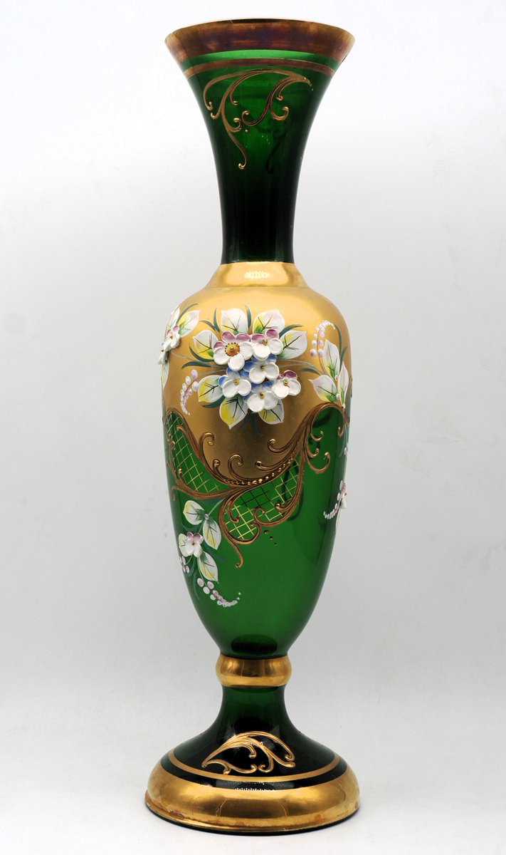 ただひとつのお土産は、ボヘミアンガラスの花瓶でした。その華やかさ