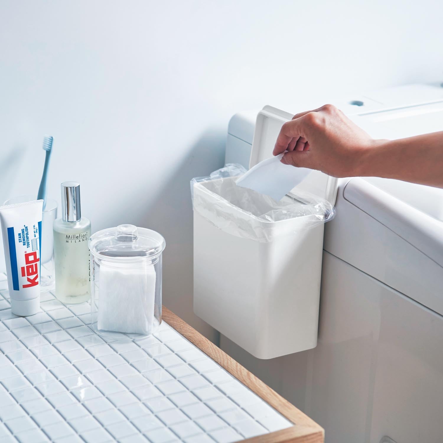 マグネット・フック対応 コンパクトな蓋付きキッチンゴミ箱（洗濯