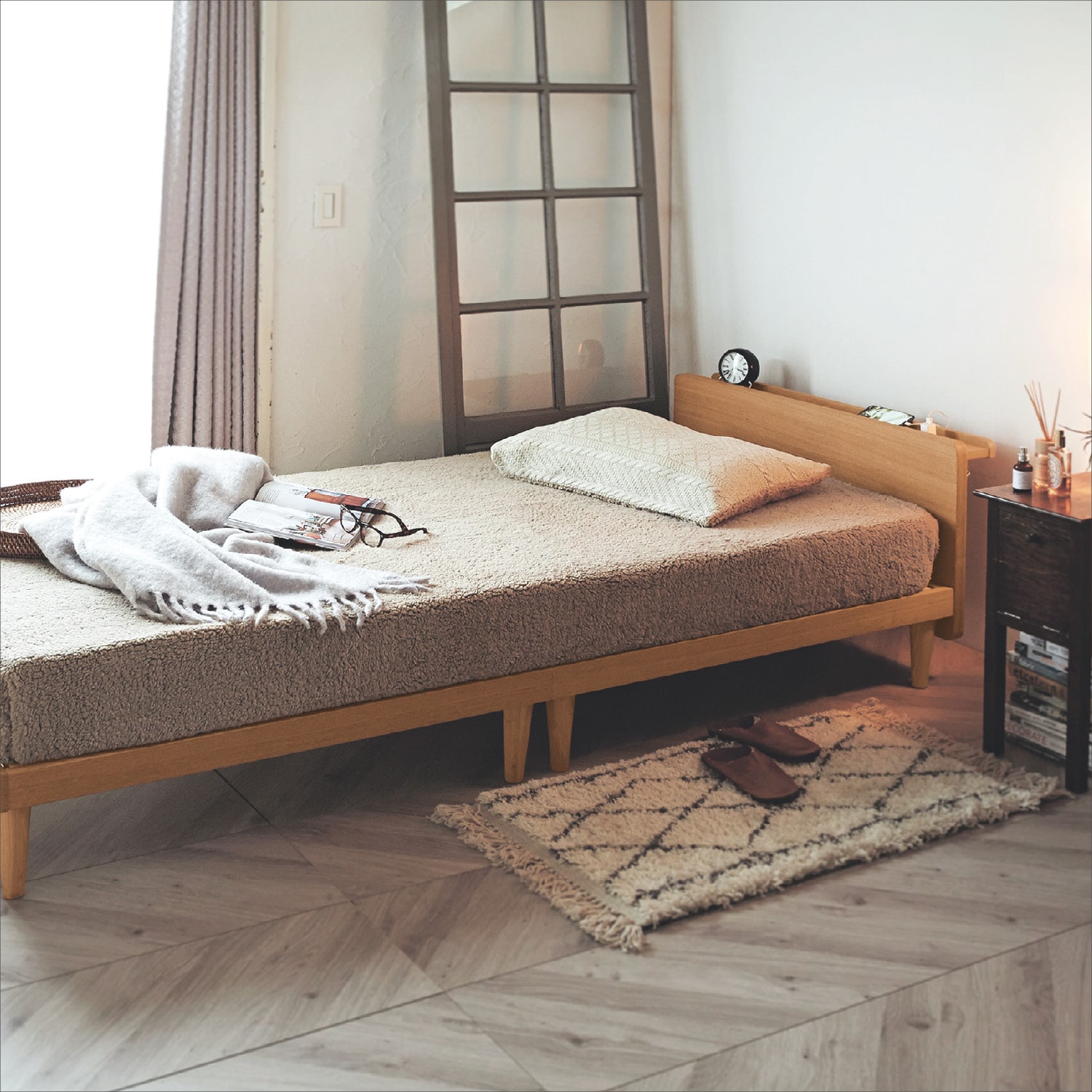 15分で組み立てられるタモ材のコンセント付きすのこベッド ＜シングル