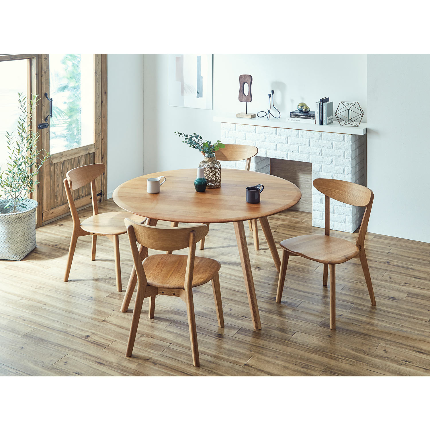 オークの無垢材を贅沢に使用した円形ダイニングテーブル（ダイニング