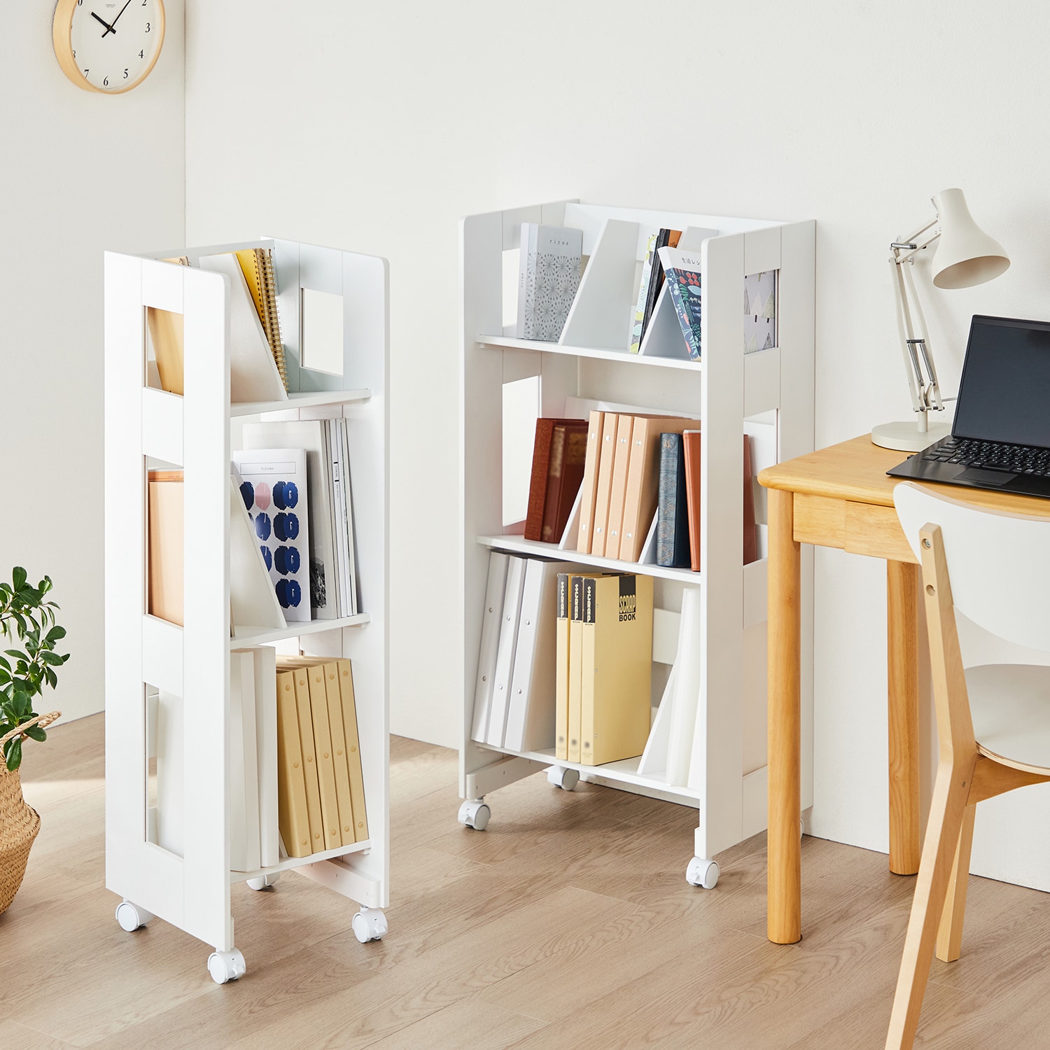 本が見やすくとりやすいキャスター付きマガジンラック（マガジンラック