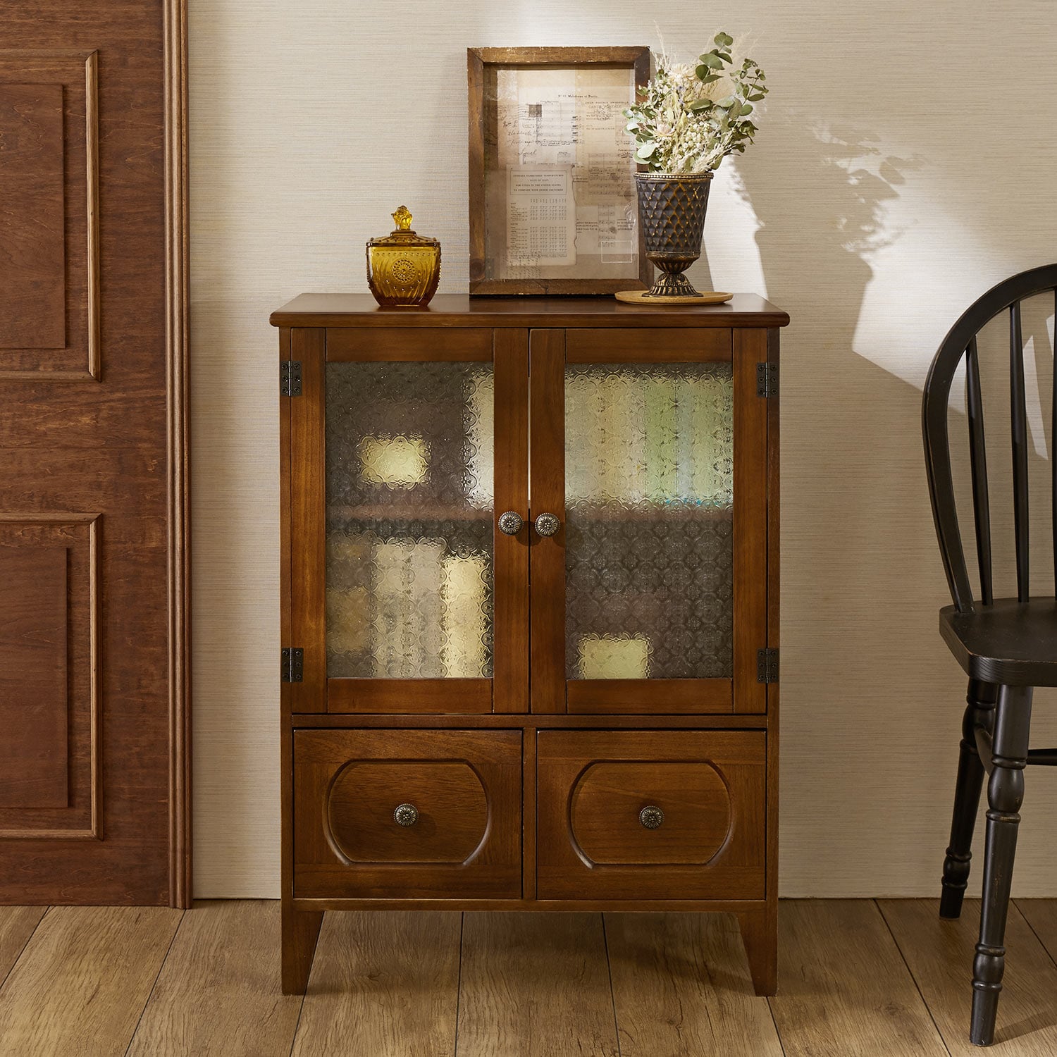 古家具風デザインガラスのキャビネット（キャビネット/リビングボード