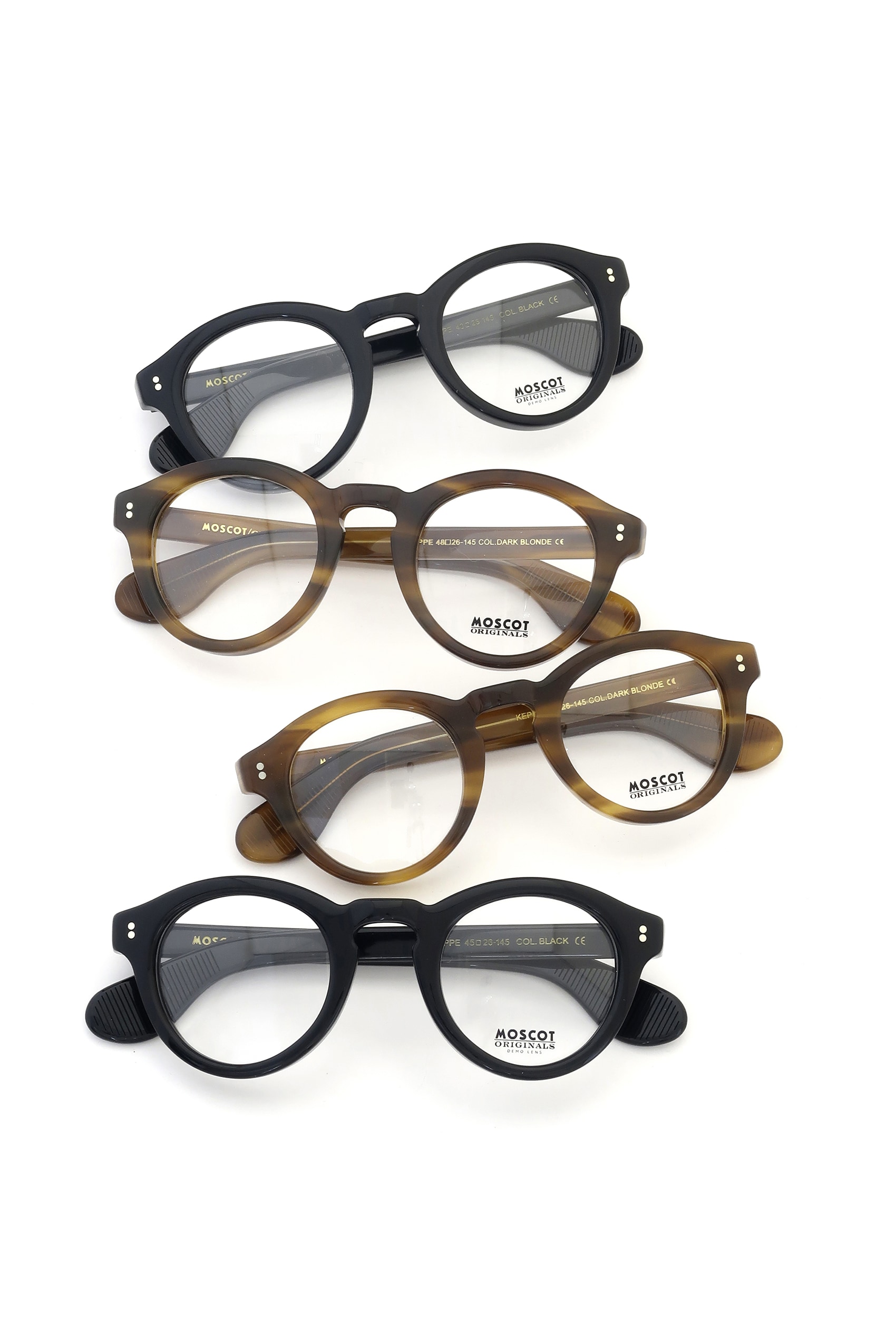 メガネにサングラスに。肉厚で少しボーイッシュな雰囲気が魅力のMOSCOT