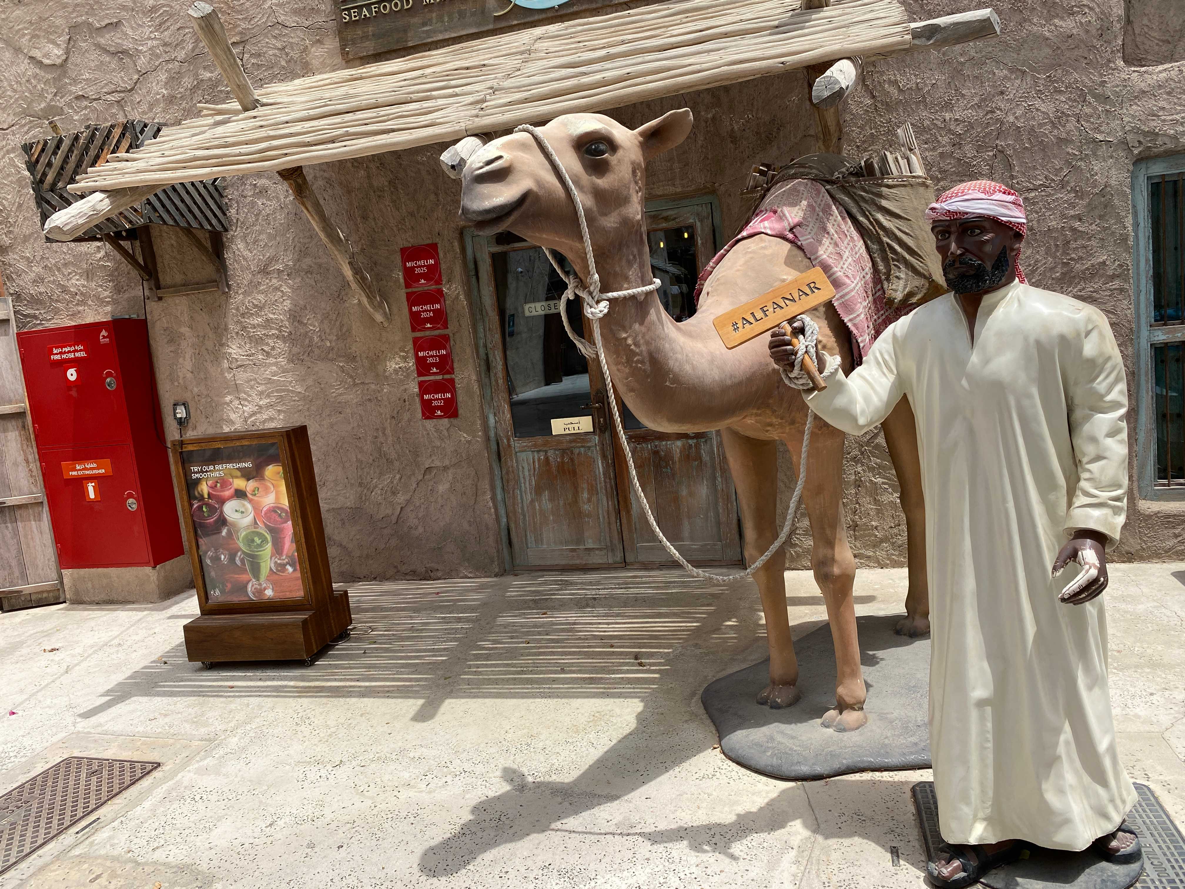 دبي ドバイのフェラーリ！銀のラクダの置物がドバイ土産。アルシーフ