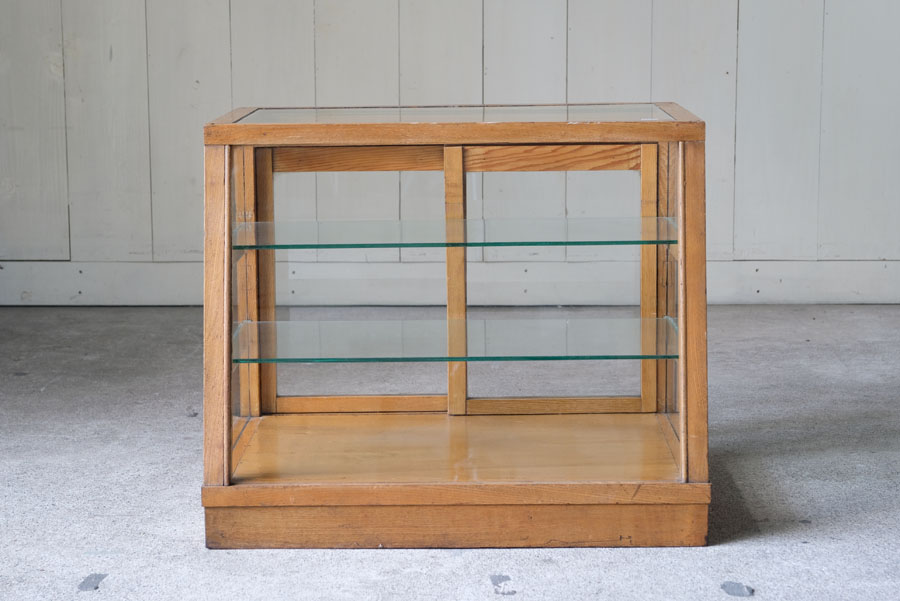 アンティーク ナラ材 台形の5面ガラスショーケース | REFACTORY antiques