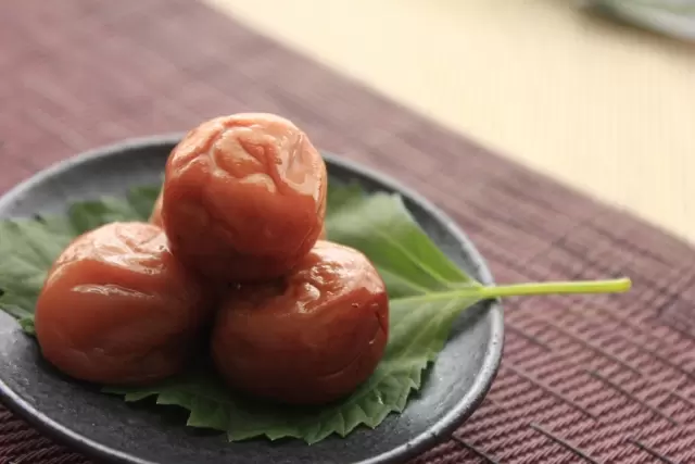 あまずっぱいロングセラーキャンディ「小梅」が文房具になって登場