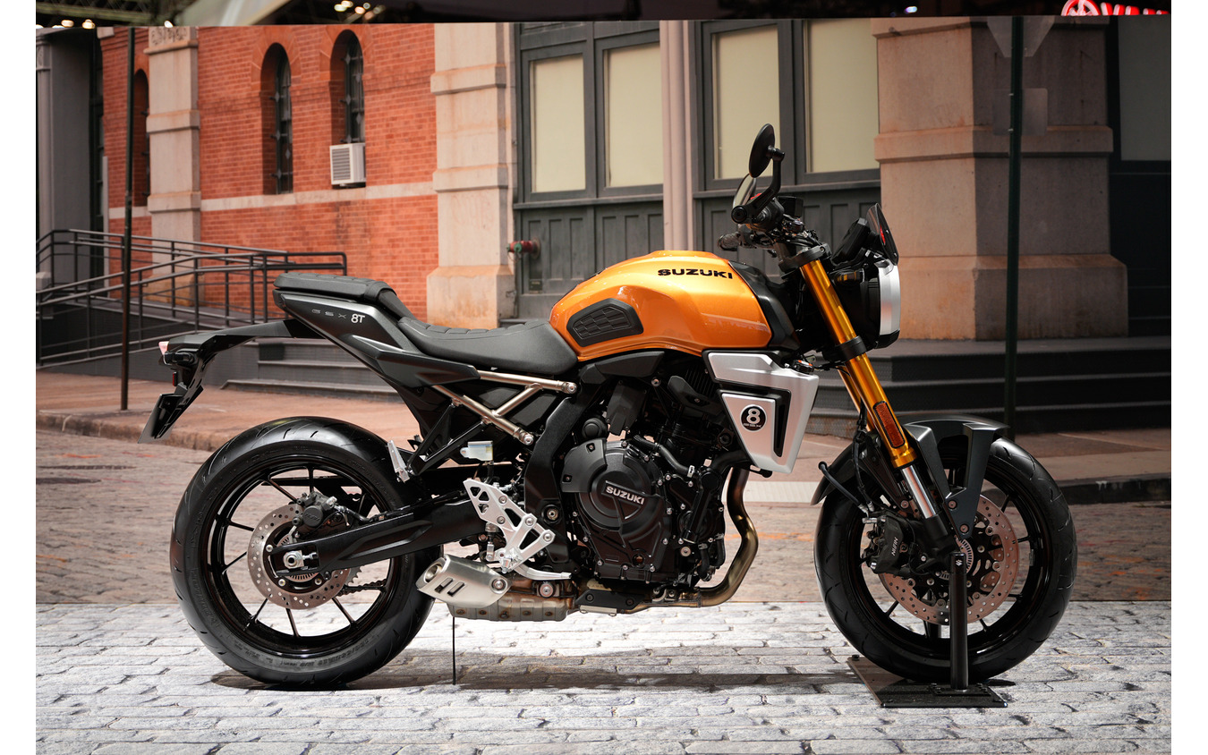 待望の日本仕様が公開！ オレンジに光るスズキの新型ネオレトロバイク