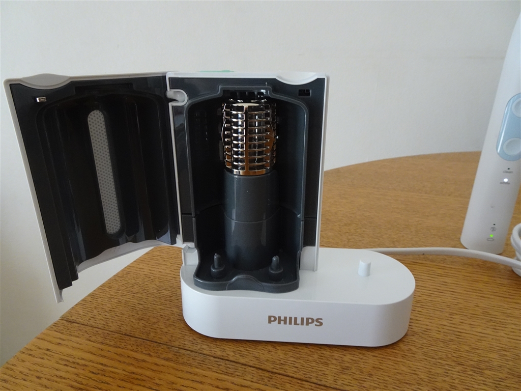 価格.com - 『充電スタンド一体型の付属のUV除菌器の内側