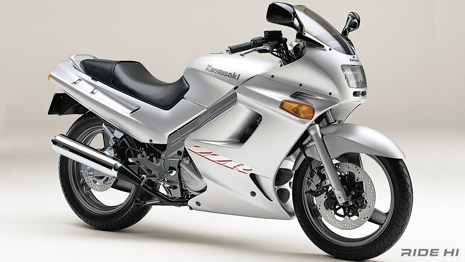 ZZR250は4気筒と肩を並べる風貌に頼れる走りで250ccツアラーを定着させ