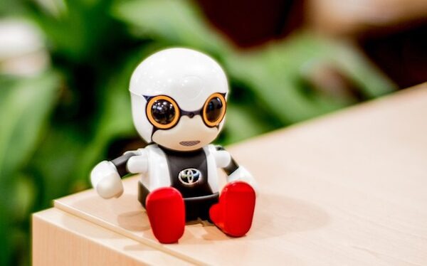 トヨタのロボット「KIROBO mini（キロボミニ）」、本日より全国発売