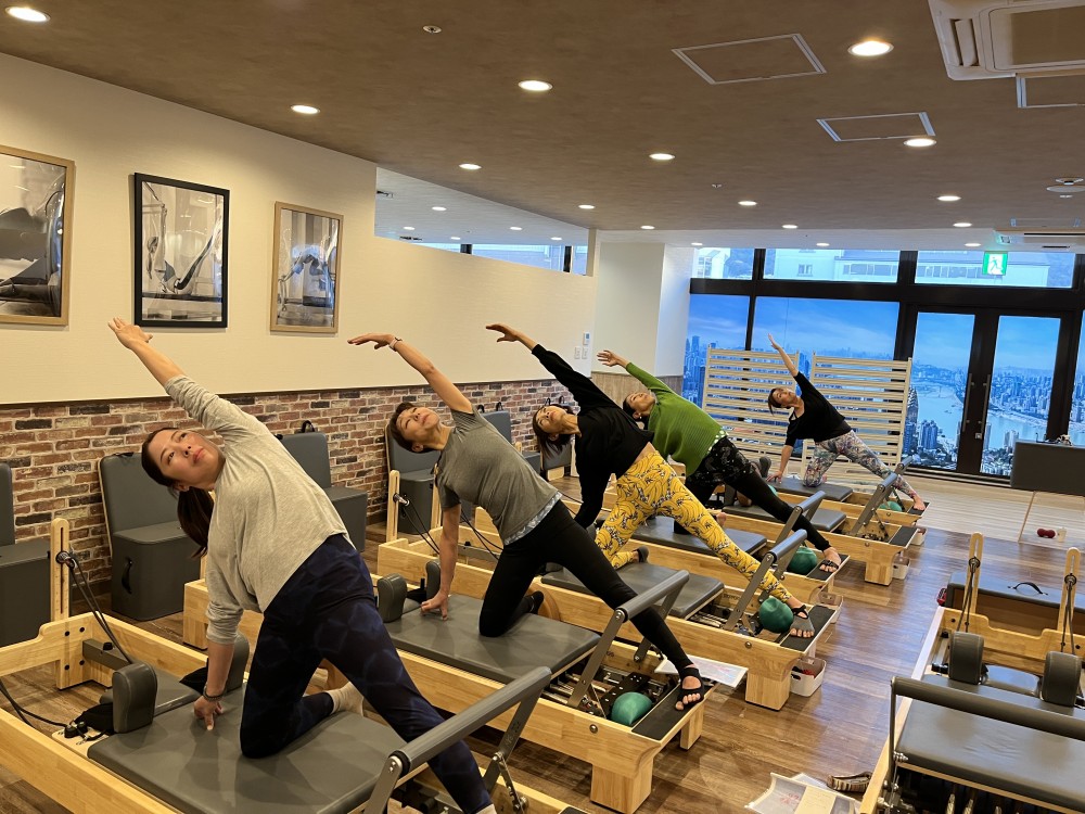 ピラティス専用マシンでヨガができる。大人気「リフォーマーヨガ」指導