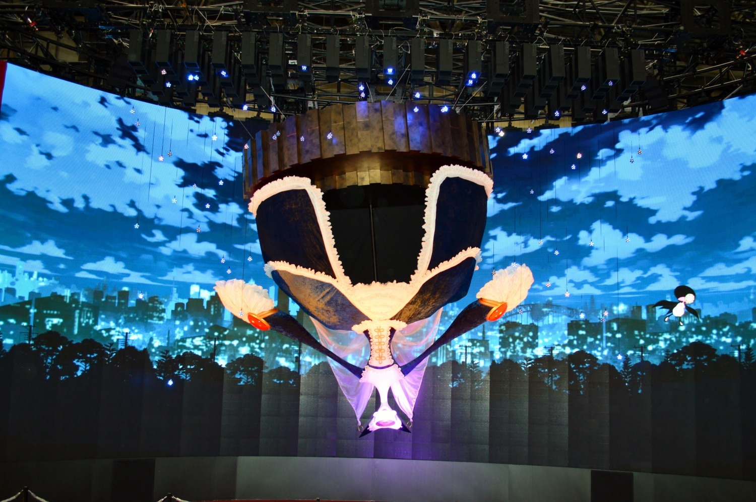 巨大な“ワルプルギスの夜”がお出迎え！時間によって変化も？ 「マギア