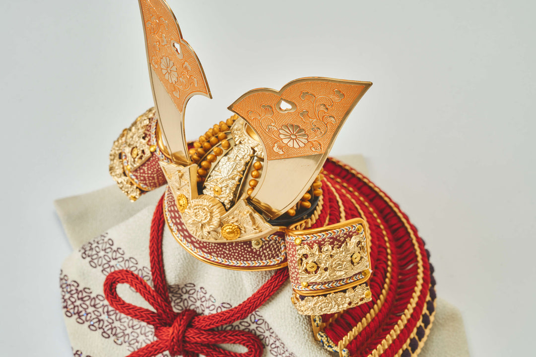 金色に鏨彫の朱兜 – 人形工房 左京