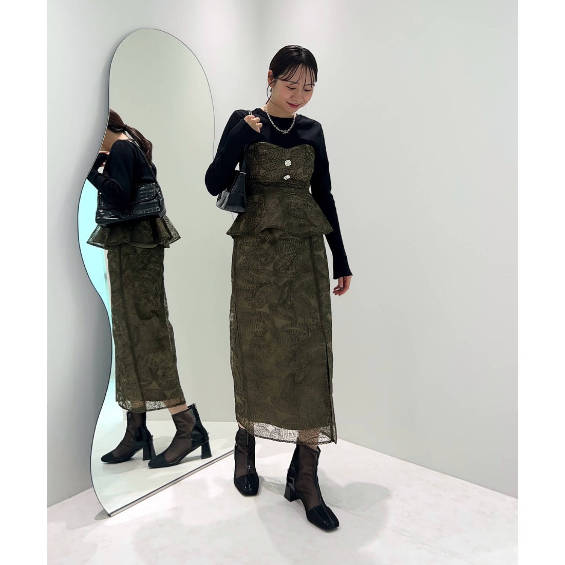 レジャ Leja スパンコール刺繍ビジューボタンフレアスリーブ