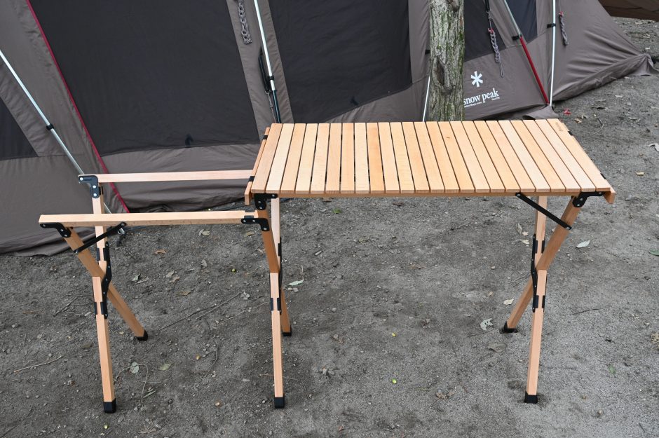 ハイランダーのウッドキッチンテーブルで調理台をハイスタイル化