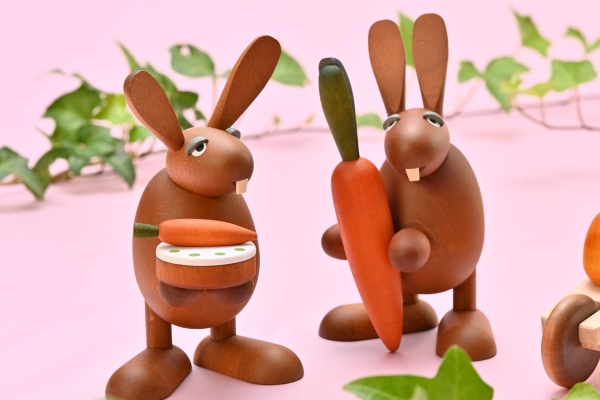 うさぎとにんじんケーキ – ドイツ・ザイフェンの木のおもちゃ seiffen