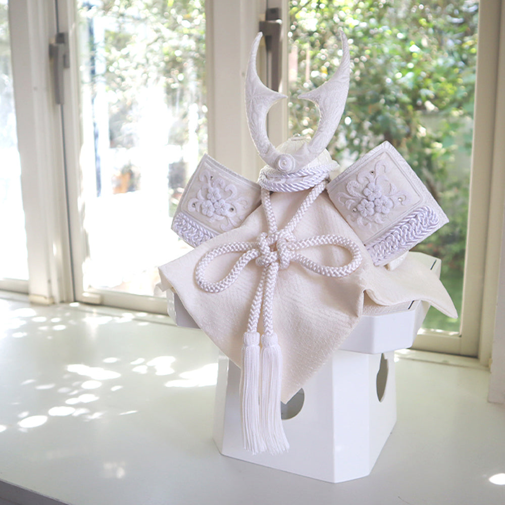 五月人形・兜飾り HAKI（ハキ） プレミアム西陣織シリーズ 白粋｜出産