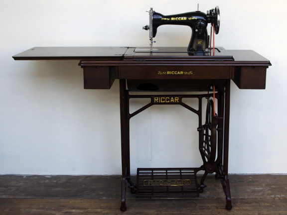 No.557 RICCAR リッカー製 家庭用足踏みミシン：アンティークミシン