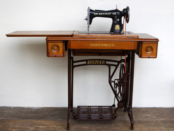 No.559 BROTHER ブラザー製 家庭用足踏みミシン：アンティークミシン