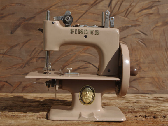 No.805 SINGER 20 英国シンガー製 縫えるトイミシン：アンティーク