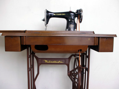 No.193 MITSUBISHI 三菱製 家庭用足踏みミシン：アンティークミシン