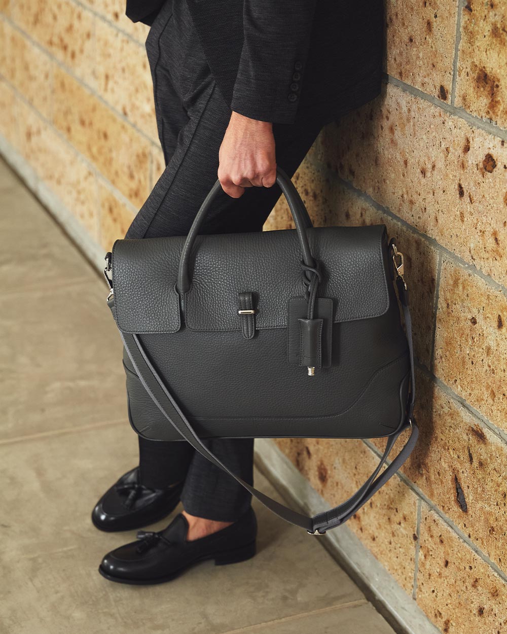 ペッレモルビダ】現代のスタイルにマッチした フラップビジネスバッグ