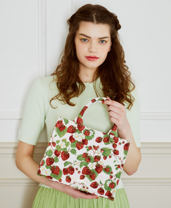 オリジナルのイチゴ柄を使用したバッグコレクションが登場