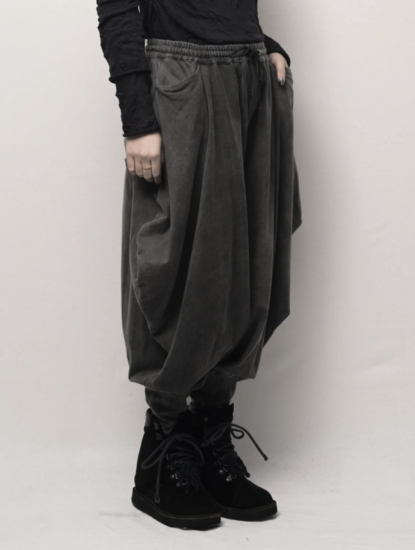 イロフシ〉楽にオシャレができる〈鼯サルエルパンツ〉のご紹介