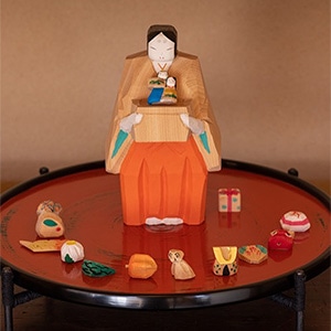 奈良一刀彫月こよみ＋村瀬治兵衛さんの根来塗日の丸盆 足付