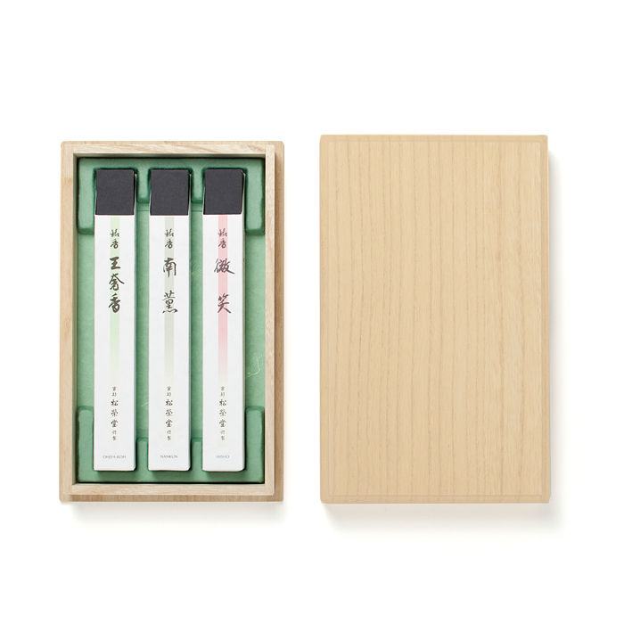 ウェブショップ高級線香 王奢香/南薫/微笑 短 桐箱入: 香りを贈る