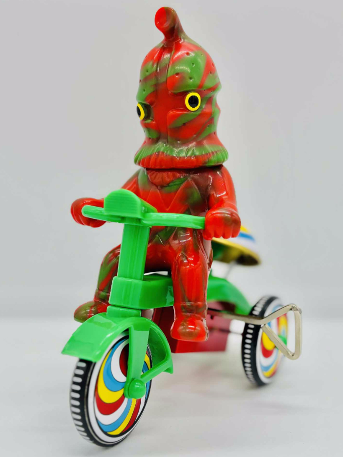 注目の「M1号製ケムール人三輪車」新色がシンビンプロモーションに登場