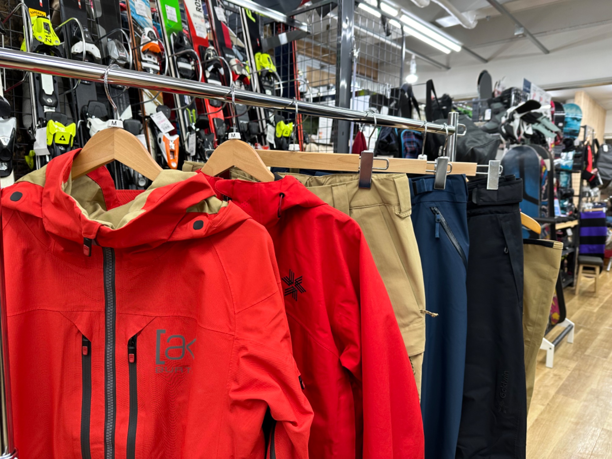 BURTONの高年式スノボウェアやGOLDWINのスキーウェアなど計7点ご紹介