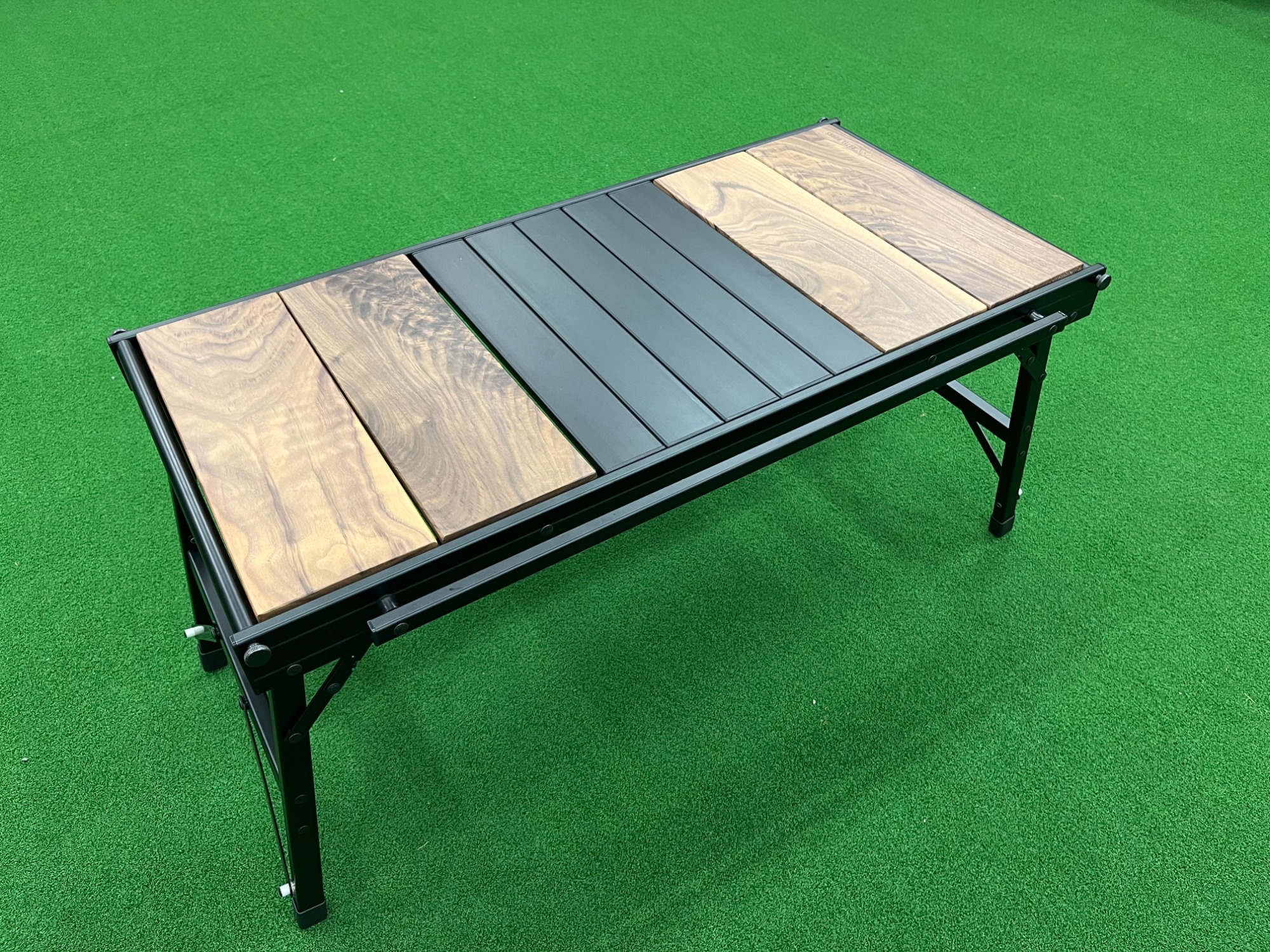 人気のIGT規格を採用！ラーテルワークスのウッドパネルテーブル