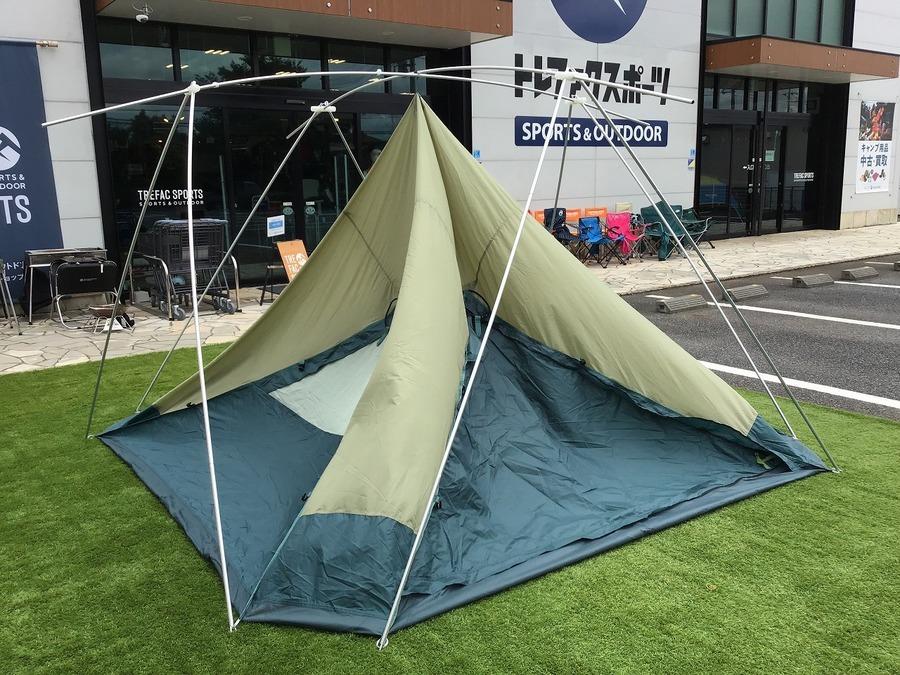 独特なフレームワークを見せるmont-bell(モンベル)のムーンライト7型を