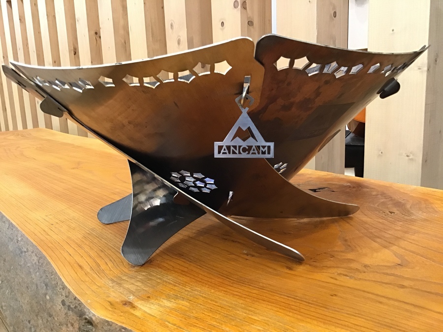 金属加工技術を生かした変幻自在な焚火台！ANCAM(アナキャン