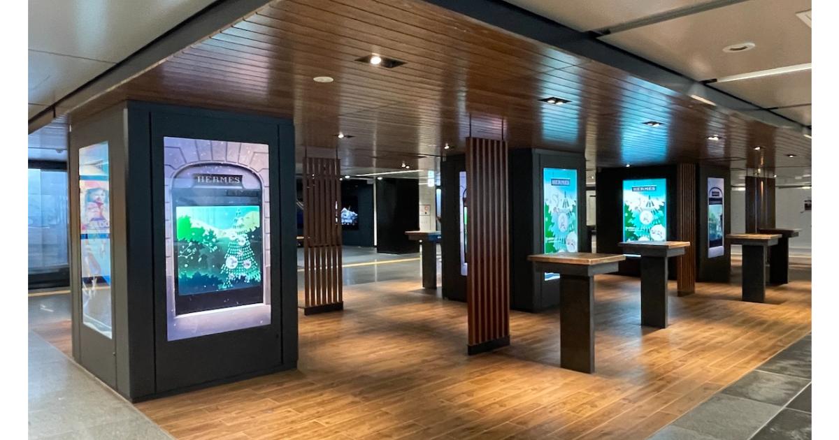 エルメス、「24番地のショータイム」ビジュアルで銀座駅をジャック