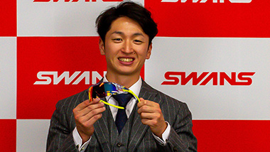 プロ野球・阪神タイガースの近本光司選手とSWANSサングラス・用品契約