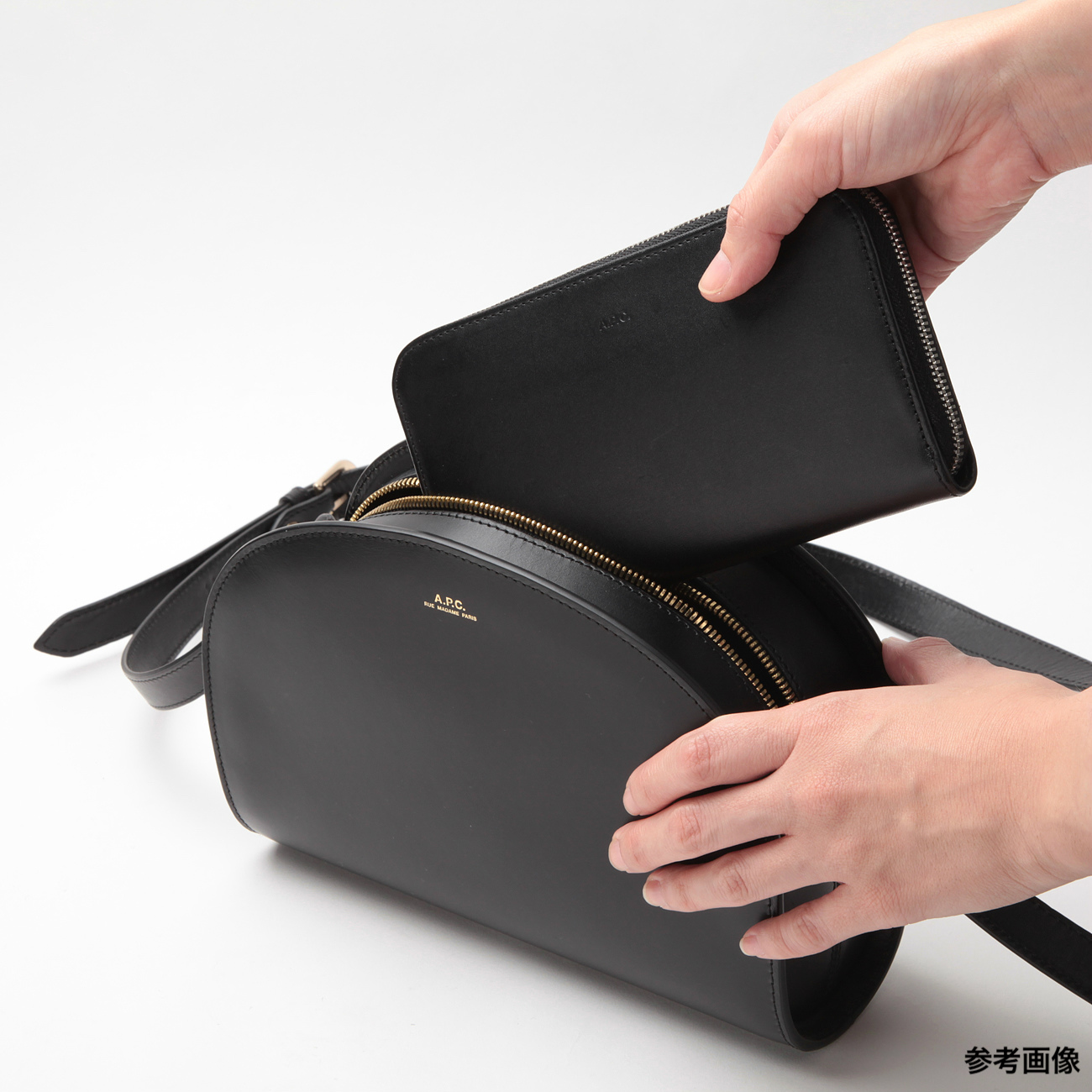 A.P.C. / アーペーセー | ハーフムーンバッグ - Dark Navy | 通販