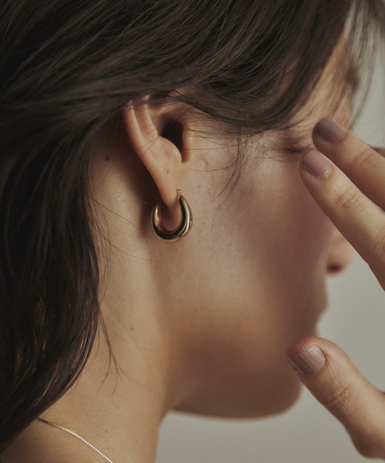 K10中空カーブ フープピアス（ピアス） | COCOSHNIK（ココシュニック