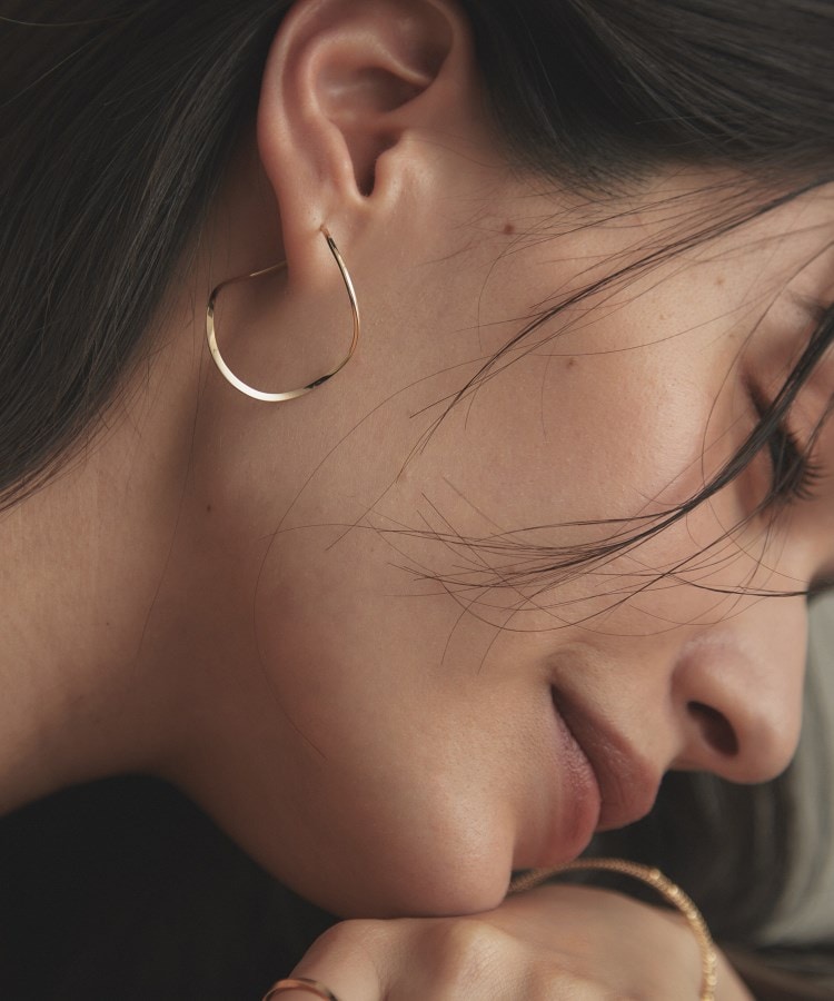 K10ポリッシュ 変形フープピアスM（ピアス） | COCOSHNIK（ココシュ